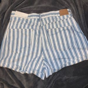 NWT / American Eagle Hi-Rise Mom Shorts